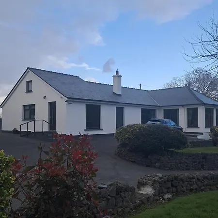 - Sleeps 3 - Westport Free Parking Apartment