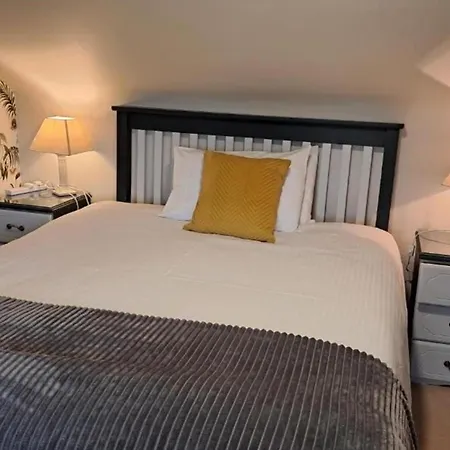 - Sleeps 3 - Westport Free Parking *